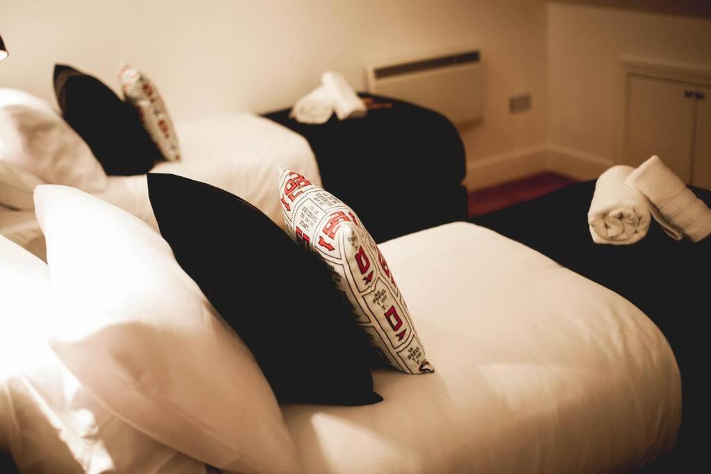 Games And Movies Lounge 7 Bed City Centre Apartment Newcastle upon Tyne Exterior photo