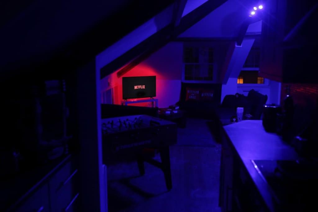 Games And Movies Lounge 7 Bed City Centre Apartment Newcastle upon Tyne Exterior photo